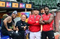부상복귀 엘리아스, 에레디아와 기념촬영~
