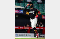‘3점홈런·4타점’ KT 로하스, 데이비스·우즈 이어 외인 500타점 정복 도전