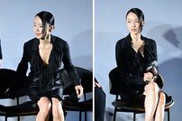 전도연, 앉을 때도 조심조심