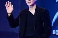 김강우, 쇄골 드러낸 패션
