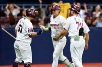 솔로포 송성문, 캡틴의 홈런!