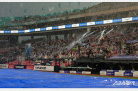 폭우에도 응원하는 KT 야구팬들