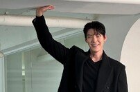 ‘신민아♥’ 김우빈, 천장 닿을 듯 한 훤칠한 기럭지 [DA★]