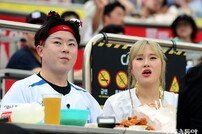 엄지윤, 먹방과 함께 야구 즐기기~