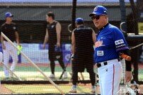 김경문 감독, 선수들의 훈련 주시~