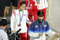 지도자 눈치보고 말 아껴…긴장감 넘쳤던 女복싱 남북 기자회견[파리 2024]