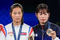 ‘활짝’ 임애지·‘무표정’ 방철미…남북 여자복서, 나란히 시상대에 [올림픽]