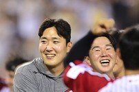 승리 기쁨 나누는 손주영-유영찬