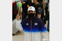 홍텐, 팬에게 받은 선물 들고