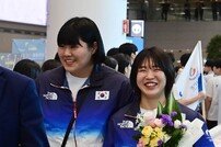 김하윤-허미미, 팬들의 환호에 웃음 가득