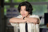 원빈 자리 꿰찬 홍경, 커피처럼 부드러운 매력