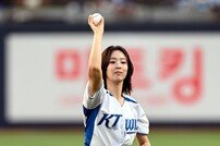 최예빈, KT 승리기원 시구!