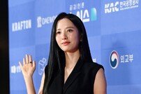 올 블랙으로 멋을 낸 김지연