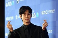 김수현, 빛나는 조각 미남~