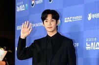 김수현, 시선 집중~