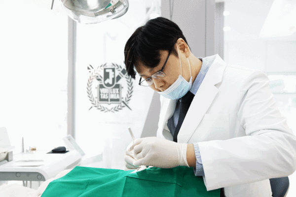 임플란트 수명, 시술 정확도에 달려 있어…장비 선택하여 맞춤형 식립 해야 [건강올레길]