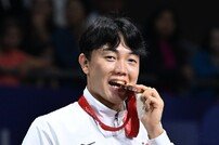 메달과 고기반찬 들고 할머니에게로…부상 참고 뛴 태권도 간판 주정훈