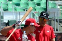 하재훈, 이숭용 감독에게 직접 타격 지도 받아