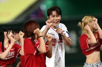 영탁, 화려한 공연~