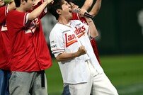 영탁, 깜짝 그라운드 공연~