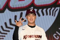 [KBO 신인드래프트] “기쁨도, 책임감도 크다” 150㎞ 좌완 덕수고 정현우, 전체 1순위로 키움 간다!