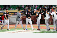LG, SSG 꺾고 3위 확정!