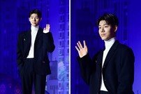 배현성, 긴장감에 굳은 얼굴로