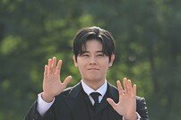 김동준, 수줍은 인사