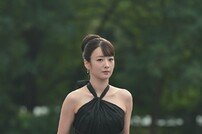윤보미, 긴장한 발걸음