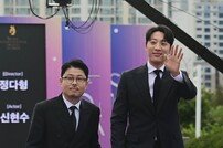 정다형 감독-신현수, 다정하게 손 잡고