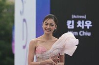 킴 치우, 귀여운 미소로 등장