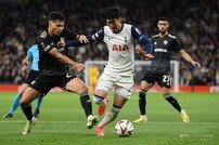 토트넘, 수적 열세 속 ‘유로파리그 첫 경기 3-0 완승’