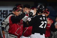 염경엽 감독, 솔로포 좋았어!