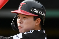 “원래 라인업서 제외” LG, ‘강한 9번’ 문성주 햄스트링 회복 경과에 촉각
