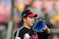 유영찬, 연속 볼넷으로 만루 위기 남기고