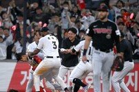 연장 11회 2사 만루서 터진 심우준의 끝내기 안타…0% 확률 뒤집기 노리는 KT의 질주는 계속된다.
