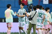 기성용-임영웅, 자선축구대회 4-3으로 팀 기성용 승리