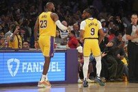 NBA 새 역사 쓴 르브론-브로니 부자, 2분41초간 호흡…레이커스-보스턴 개막전 승리