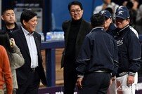 야구대표팀 격려하는 KBO 허구연 총재