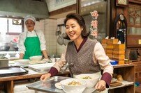 ‘대가족’ 실세는 김성령, 김윤석도 기 죽이는 카리스마  