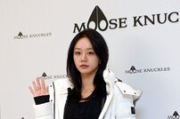 혜리, 반가운 손인사