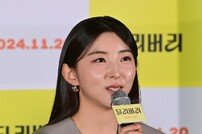 권소현, 긴장한 인사