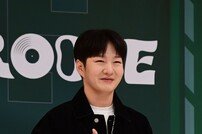 비투비 이창섭, 어색한 웃음