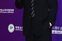 차승원, 분위기 넘치는 손하트