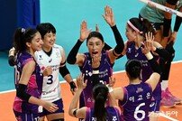 쌍두마차 이룬 김연경-정윤주…흥국생명, GS칼텍스 6연패 몰아넣고 개막 10연승