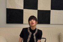 수지, 명품보다 빛나는 미모…각선미까지 완벽 [DA★]