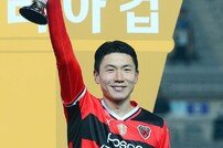 김인성, MVP 트로피 번쩍!