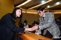 인사 나누는 김연경과 김도영