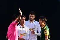 이준석-김태환, 동시에 퇴장 명령