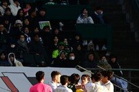 관중 앞에서 몸싸움 벌이는 김태환-이준석
